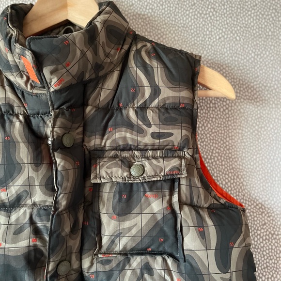 L (10) GAP Kids Camouflage Puffer Vest - Picture 2 of 7